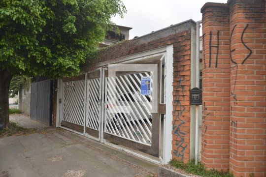 Fachada de casa à venda com 5 quartos, 720m² em Vila Sao Pedro, Santo André