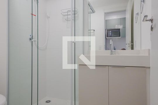 Banheiro de kitnet/studio para alugar com 1 quarto, 27m² em Cerqueira César, São Paulo