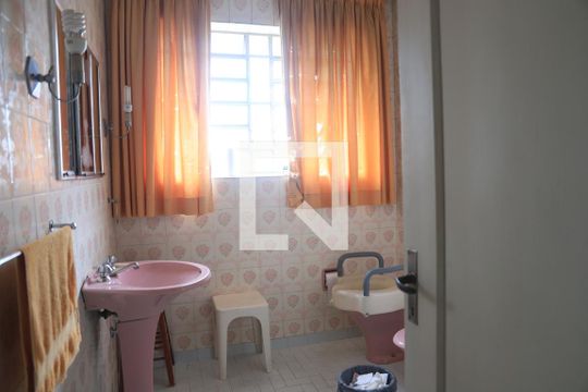 Banheiro Social de casa para alugar com 3 quartos, 180m² em Mirandópolis, São Paulo