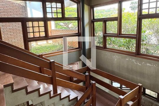Escada de casa de condomínio à venda com 3 quartos, 720m² em Alphaville, Santana de Parnaíba