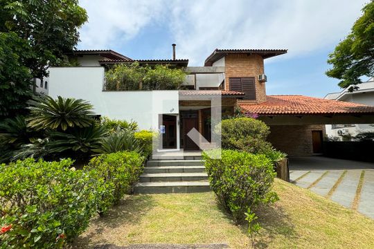 Fachada de casa de condomínio para alugar com 3 quartos, 720m² em Alphaville, Santana de Parnaíba