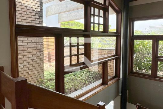 Escada de casa de condomínio para alugar com 3 quartos, 720m² em Alphaville, Santana de Parnaíba