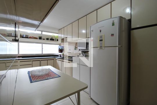 Cozinha de apartamento para alugar com 3 quartos, 135m² em Itaim Bibi, São Paulo