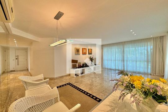 Sala de apartamento à venda com 4 quartos, 220m² em Barra da Tijuca, Rio de Janeiro