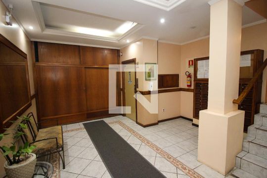 Hall de entrada de apartamento para alugar com 2 quartos, 61m² em Cristal, Porto Alegre