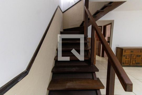Escada de apartamento para alugar com 3 quartos, 140m² em Itaipu, Niterói