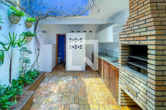Quintal de casa para alugar com 2 quartos, 130m² em Pinheiros, São Paulo
