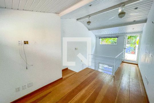 Sótão de casa para alugar com 2 quartos, 130m² em Pinheiros, São Paulo