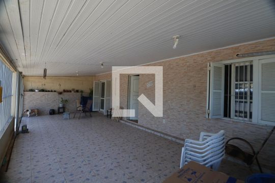 Garagem de casa à venda com 2 quartos, 90m² em Harmonia, Canoas