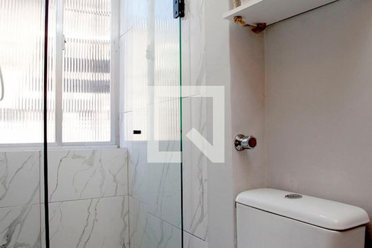 Banheiro de kitnet/studio para alugar com 1 quarto, 23m² em Centro Histórico, Porto Alegre