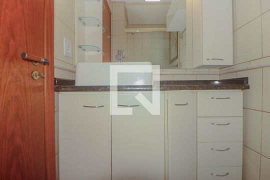Banheiro de apartamento para alugar com 1 quarto, 41m² em Passo da Areia, Porto Alegre