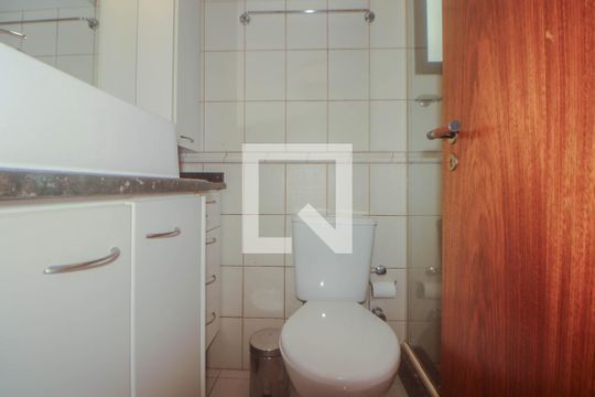 Banheiro de apartamento para alugar com 1 quarto, 41m² em Passo da Areia, Porto Alegre