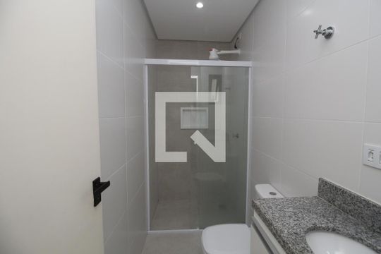 Banheiro de kitnet/studio para alugar com 1 quarto, 20m² em Vila Gomes Cardim, São Paulo