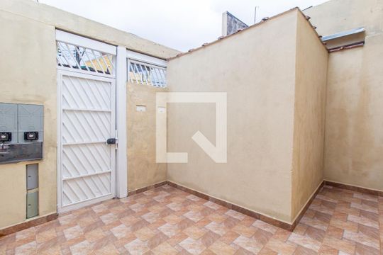 Área comum de casa para alugar com 2 quartos, 60m² em Jardim Rosina, São Paulo