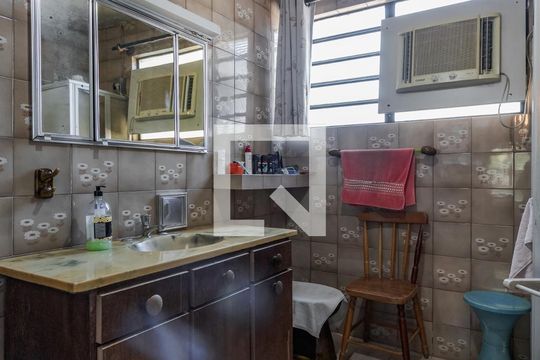 Suíte de casa à venda com 4 quartos, 180m² em Jardim São Pedro, Porto Alegre