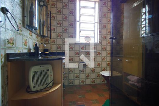 Banheiro Corredor 1 de casa à venda com 3 quartos, 300m² em Vila Ipiranga, Porto Alegre