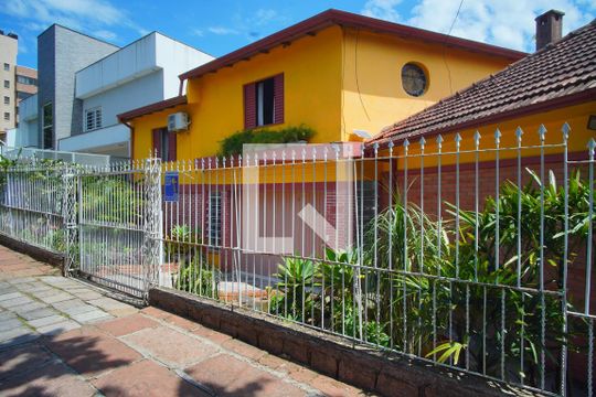 Fachada com Placa de casa à venda com 3 quartos, 300m² em Vila Ipiranga, Porto Alegre