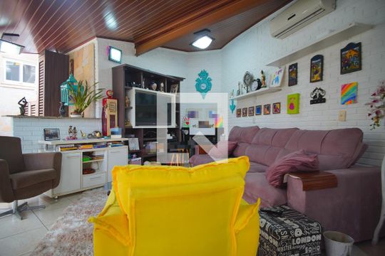 Sala de TV de casa à venda com 3 quartos, 300m² em Vila Ipiranga, Porto Alegre
