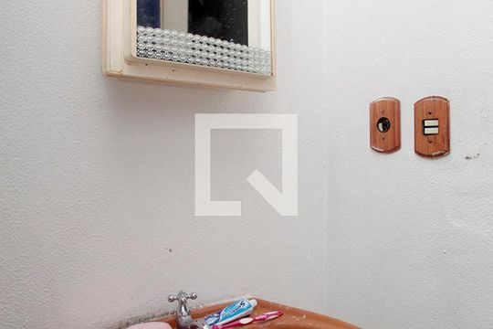 Banheiro de kitnet/studio à venda com 1 quarto, 41m² em Centro Histórico, Porto Alegre