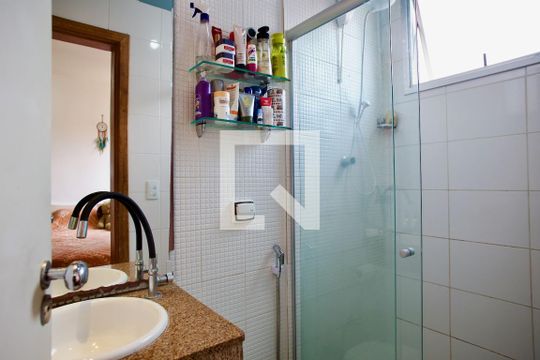 Banheiro da Suíte de apartamento à venda com 2 quartos, 120m² em Sagrada Família, Belo Horizonte
