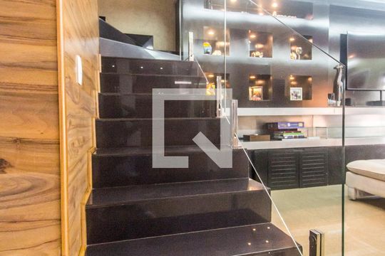 Escada de casa de condomínio à venda com 3 quartos, 310m² em Tamboré, Santana de Parnaíba
