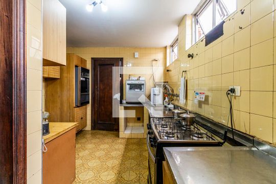 Cozinha de casa para alugar com 4 quartos, 385m² em Boaçava, São Paulo
