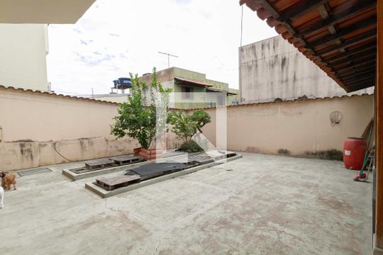 Quintal de casa à venda com 3 quartos, 235m² em Santa Amélia, Belo Horizonte