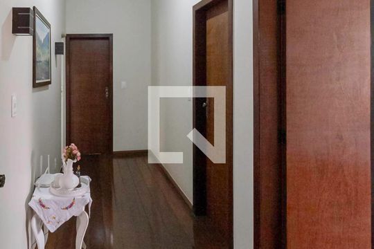 Corredor de casa à venda com 3 quartos, 235m² em Santa Amélia, Belo Horizonte