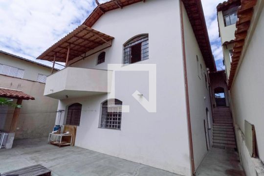 Fachada de casa à venda com 3 quartos, 235m² em Santa Amélia, Belo Horizonte