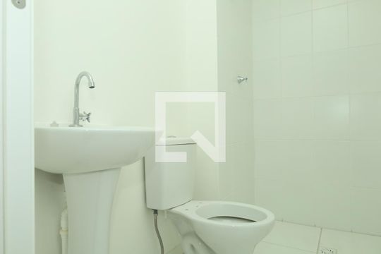 Banheiro de apartamento à venda com 2 quartos, 42m² em Vila Carmosina, São Paulo