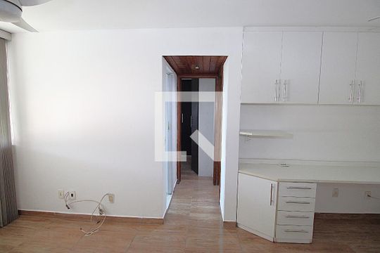Corredor de apartamento à venda com 2 quartos, 51m² em Jardim Sulacap, Rio de Janeiro