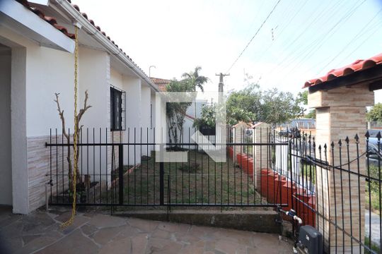 Área externa de casa à venda com 2 quartos, 50m² em Harmonia, Canoas