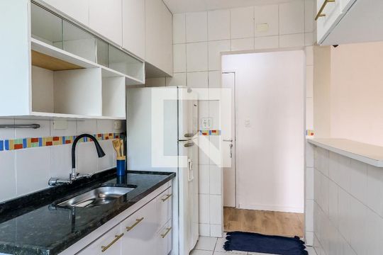 Cozinha de apartamento para alugar com 1 quarto, 50m² em Jardim Caravelas, São Paulo