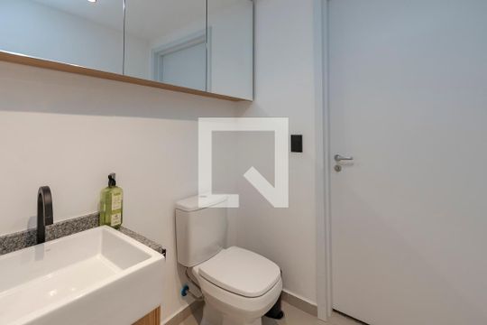 Banheiro de kitnet/studio para alugar com 1 quarto, 25m² em Campo Belo, São Paulo