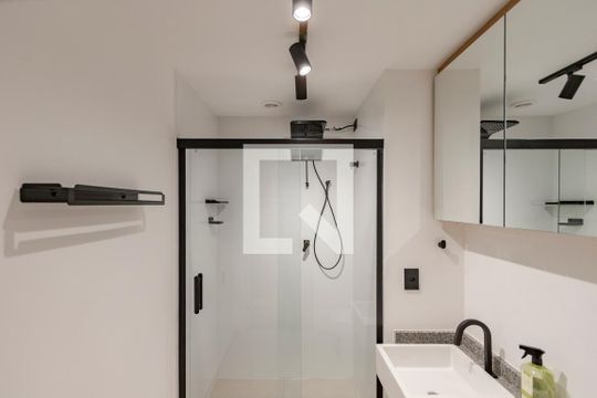 Banheiro de kitnet/studio para alugar com 1 quarto, 25m² em Campo Belo, São Paulo