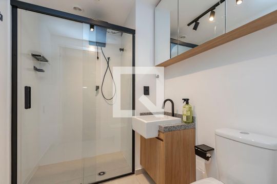 Banheiro de kitnet/studio para alugar com 1 quarto, 25m² em Campo Belo, São Paulo