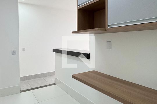 Cozinha de apartamento para alugar com 3 quartos, 68m² em Jardim Tupanci, Barueri