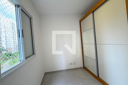 Quarto 2 de apartamento para alugar com 3 quartos, 68m² em Jardim Tupanci, Barueri
