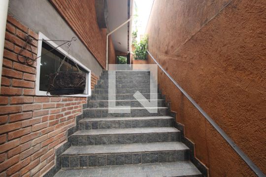 Escada lateral de casa para alugar com 3 quartos, 490m² em Jardim Marajoara, São Paulo