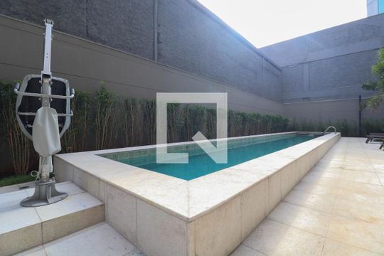 Área comum - Piscina de kitnet/studio para alugar com 1 quarto, 25m² em Pinheiros, São Paulo