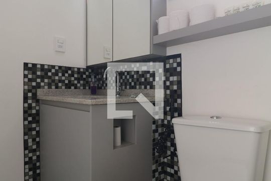 Banheiro de kitnet/studio para alugar com 1 quarto, 25m² em Pinheiros, São Paulo