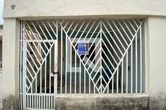 Fachada com plaquinha de casa à venda com 3 quartos, 200m² em Vila Nova Carolina, São Paulo