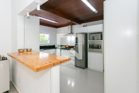 Cozinha de casa à venda com 2 quartos, 180m² em Três Figueiras, Porto Alegre