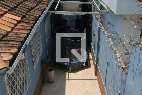 Quintal - Corredor lateral de casa à venda com 3 quartos, 300m² em Brás de Pina, Rio de Janeiro