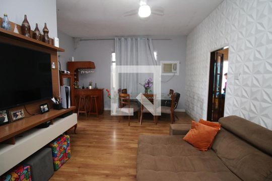 Sala de casa à venda com 3 quartos, 300m² em Brás de Pina, Rio de Janeiro