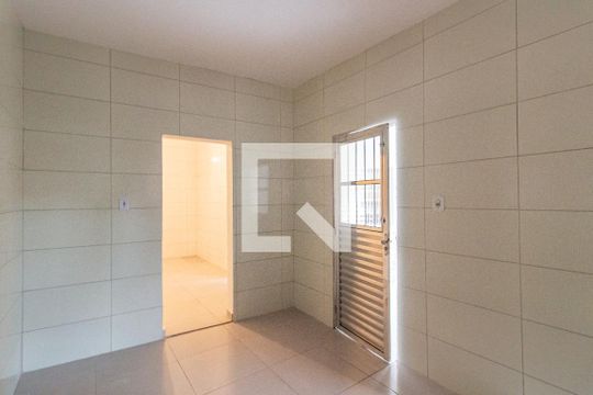 Cozinha de casa para alugar com 2 quartos, 55m² em Vila Carmosina, São Paulo