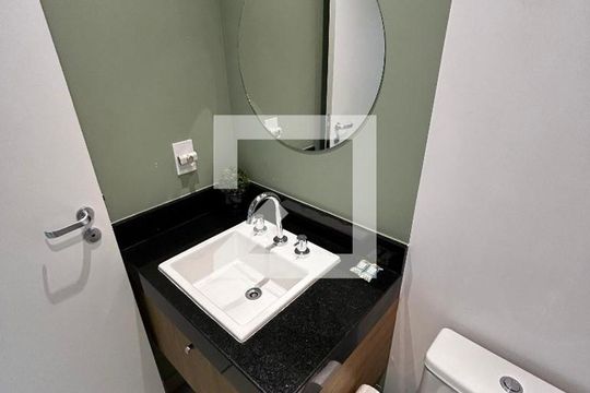 Banheiro de kitnet/studio para alugar com 1 quarto, 24m² em Pompeia, São Paulo
