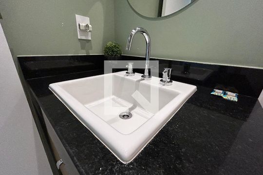 Banheiro de kitnet/studio para alugar com 1 quarto, 24m² em Pompeia, São Paulo
