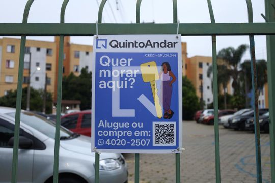 Placa instalada na grade da fachada do condomínio de apartamento à venda com 2 quartos, 44m² em Vila Jacuí, São Paulo
