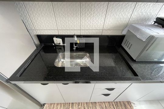 Cozinha de apartamento para alugar com 2 quartos, 42m² em Jardim do Lago, São Paulo